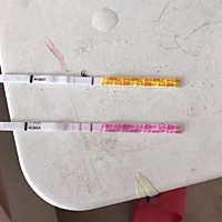 上面那个是金秀儿plsz，下面那个是zzy，是是有灰印吗？图见评论