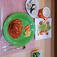 今日晚餐 小菜儿 沙拉 寿司 芝士牛肉饼 都是出自我家大厨之手 辛苦啦😊