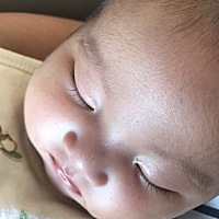 母乳越来越少了。。心里对宝宝的愧疚也越来越深，这种心情，真的很不好受。。哎，看到别人母乳都扔掉，...