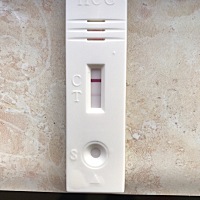 昨天用验孕棒测是一深一浅，其中有一条很浅，好多宝妈和孕妇都说是怀孕了，可是今天见红了，这到底是怀...