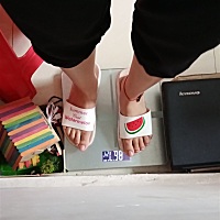 没减肥的情况下是瘦了，可还是有一点点肚子，要是肚子能瘦下来的话就完美了😊😊