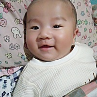 第二次剃头发，，我亲自给剃的。感觉越来越厉害了，越来越有当妈的范了🌺🌺 哥哥小时候的照片拿出来...