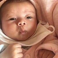 宝宝睡觉老是一惊一炸的，想知道几个月就会好