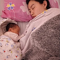 宝宝第三天了，爸爸半夜偷拍的照片，哈哈😄