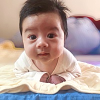 产后42天检查，宝宝一切都健康。去查了才知道宝宝已经会抬头了。。医生说要多加练习ᕕ😆ᕗ