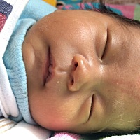 十五天的时候在医院蓝光照了几天黄，退到13，回来后黄不好退，有时明显有时强，纯母乳，大夫开的茵栀黄...