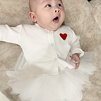 四个月零七天的宝宝，上个月就会翻身了，但是只会往一面翻，趴着的时候头抬的很高，但是抱坐的时候...