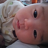 求有经验宝妈解答。我很困扰。宝贝108天。三个半月多了。不知道最近怎么啦。宝宝一直喝母乳。最近喝母乳...