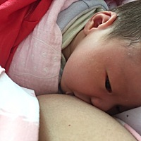 宝宝脖子下巴上长了小红疙瘩，不知道是不是这几天吃奶粉吃的，需要买什么药擦一下麽