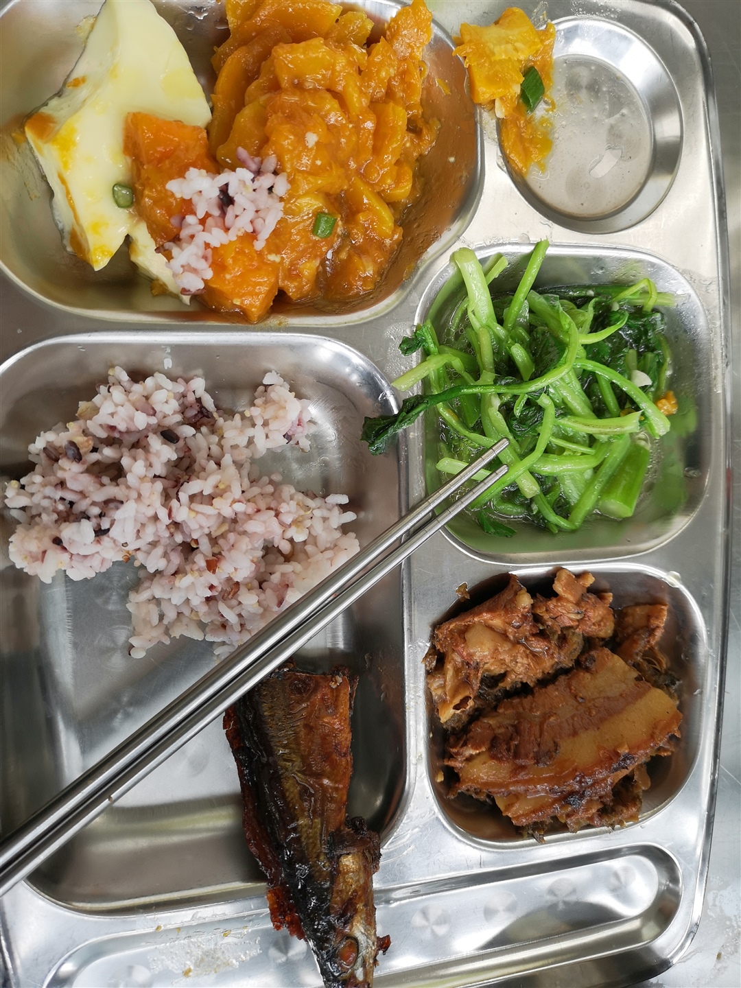 半个秋刀鱼 几片扣肉 南瓜🎃 鸡毛菜 蒸蛋