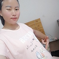 怀孕前98斤，怀孕后136斤胖了很多，因为胖了很多穿什么衣服都不好看，连婆婆都嫌弃，因为怀孕了就辞了工...