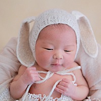 宝宝快满月了，前半个月几乎吃饱睡睡饱吃，后面开始白天一直睡，到了晚上7点开始醒来就不睡了，然后7点...