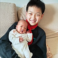 《挑妈妈》 你问我出生前在做什么 我答我在天上挑妈妈 看见你了 觉得你特别好 想做你的儿子 又觉得自己...