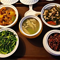 月子里，每天吃的很满意！