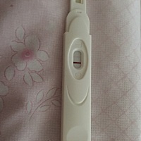 19号验是两条杠但是颜色淡淡的，但是昨天下午我发现内裤上有褐色分泌物，今天早上上厕所还有褐色分泌物...