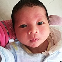 宝宝还没满月，但经常肚子胀气，总听到肚子咕咕响肚子发硬，成天哭闹，搞得我也睡不好