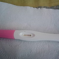 试纸中出现一条粉红色的这是不是代表怀孕了，小姐姐们知道的话告诉我一声好不好谢谢大家啦