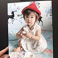 给宝宝拍了好多照片 我给做一本书了 是不是非常棒