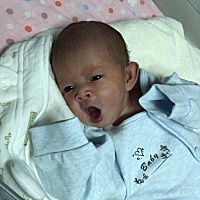 宝宝半个月了，这两天睡觉总不踏实，老是要抱着睡才好一点，一放就醒 一放就醒，一点响动就惊醒，睁一下...