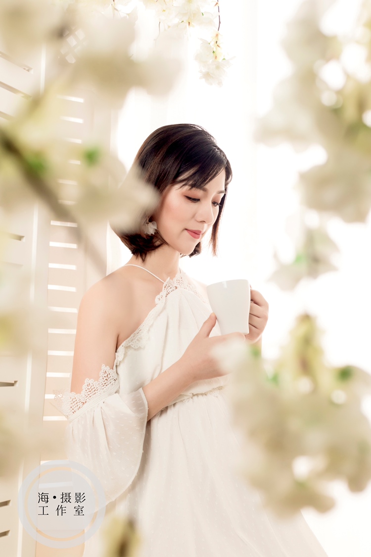 【哈尔滨孕妈妈看过来】

孕期一直想拍一套写真，奈何一直找不到中意合适的影楼。千挑万选五花八门的，头都大了，后来闺蜜推荐我一家工作室，店长摄影师化妆师人都特别好，都是90后的孩子，特别热情还可爱，因为我挺着个肚子不方便，都很照顾我。最近他们工作室在搞活动，整套拍下来我才花了不到二百块。说了这么多是因为真的喜欢这组照片，拍的满意还合适。所以想给像我一样选影楼选的头都大了的一些孕妈妈建议。好了，废话不多说了，晒几张照片吧！