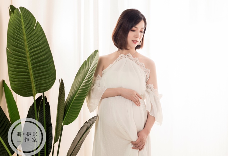 【哈尔滨孕妈妈看过来】

孕期一直想拍一套写真，奈何一直找不到中意合适的影楼。千挑万选五花八门的，头都大了，后来闺蜜推荐我一家工作室，店长摄影师化妆师人都特别好，都是90后的孩子，特别热情还可爱，因为我挺着个肚子不方便，都很照顾我。最近他们工作室在搞活动，整套拍下来我才花了不到二百块。说了这么多是因为真的喜欢这组照片，拍的满意还合适。所以想给像我一样选影楼选的头都大了的一些孕妈妈建议。好了，废话不多说了，晒几张照片吧！