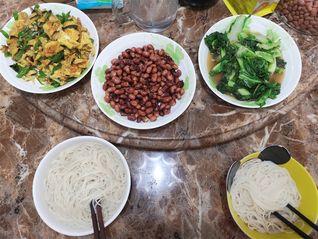 花生米有点炒过了 青菜很好吃 青椒炒鸡蛋太咸了