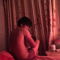 是不是男孩子饭量就大？他每次吃都快90毫升才能吃饱，所以我的母乳严重不足，只能配奶粉一起喂他才能吃...