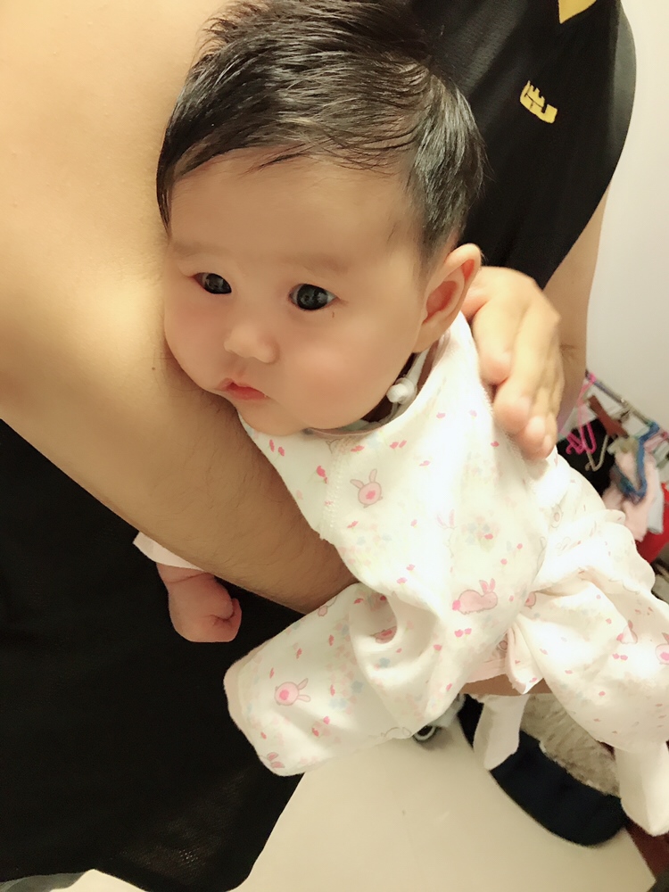 飞机抱能预防肠绞痛啊？出月子会所，我一天哭几次，第一次带娃不适应，不过老公还是比较体贴，帮我一起带，前天帮宝宝剪指甲又剪流血，她哭我也哭，心里后悔得不行，哎……体会到做母亲太不容易了
