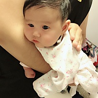 飞机抱能预防肠绞痛啊？出月子会所，我一天哭几次，第一次带娃不适应，不过老公还是比较体贴，帮我一起...