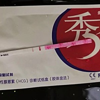 半定量显示是13号排卵，这几天金秀儿连续测都有两条杠。刚刚突然出血了，去厕所小便一下也有流出血。可...