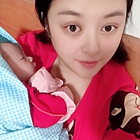 宝贝就爱在麻麻的怀里睡觉。一放下就醒了。