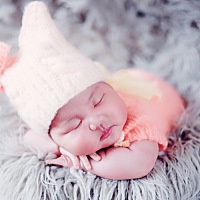 一张满月照，还有一张是两个月+7天的！感觉我家小柠檬一天一个样！而且跟哥哥小时候长得也一模一样的！