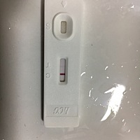 月经推迟了几天没来，然后测了一下，就是下面图片发的这样，另一条线像是有也像是没有，不知道什么情况...