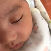 宝宝睡觉睡不太安稳，握着手觉得很有安全感！