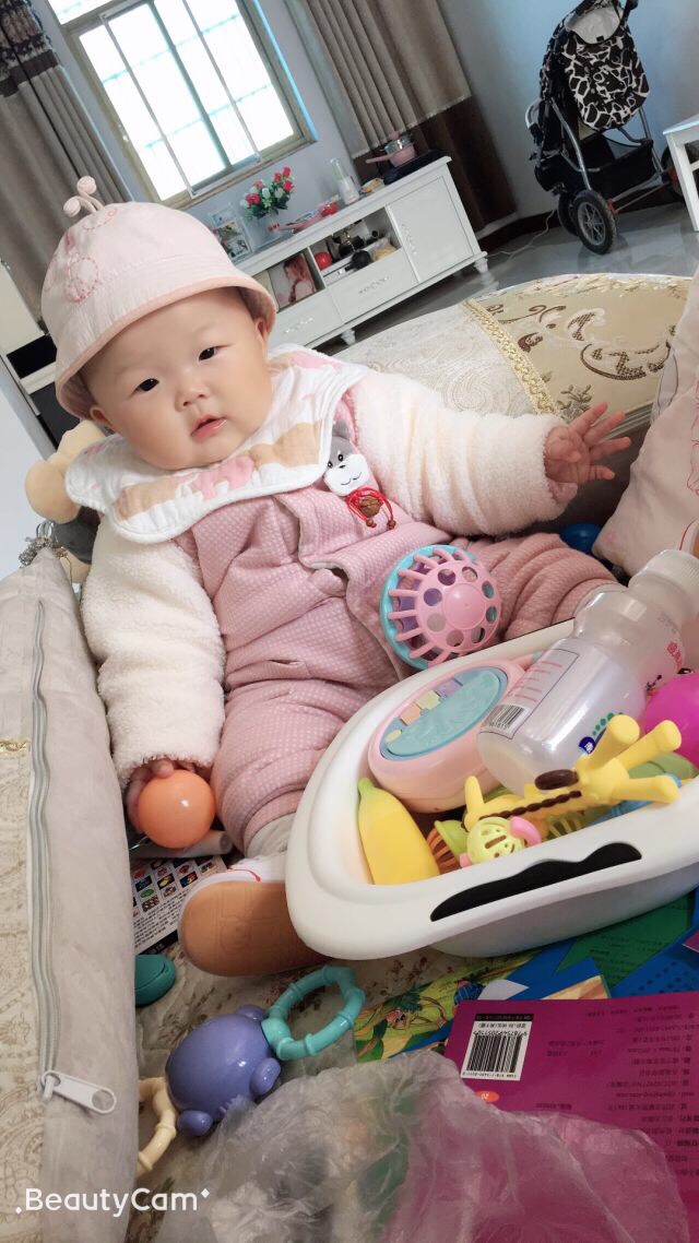 打小就认识也算是青梅竹马了，相恋三年有了我们爱情的结晶，一份默契，一份执着，一份真诚，一份相爱，这种幸福，我很满足……执子之手 与子偕老……❤️