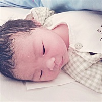 4月9号凌晨出生的小公主，刚出生趴在妈妈胸口就睁眼左顾右盼，照片分别是出生八小时和出生三天拍的。