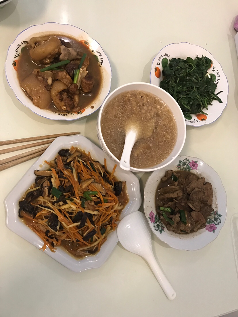 整个月子吃了公鸡，泥鳅，鸽子，猪肚，猪脚，猪肝，排骨，吃得最多的就是鲫鱼了