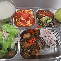 22号饮食记录 早餐  一个鸡蛋 一碗粥 几筷子汤粉 中餐  食堂的饭菜 如图 晚餐  杂鱼汤芥菜 四季豆  白灼...