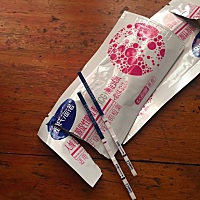 是不是怀孕了？症状月经迟来三天，胸涨