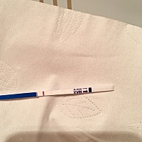 今天早上上厕所有一点红血丝，怎么办？昨天才测的怀孕