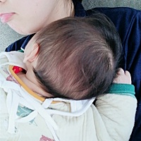 吃了就睡，但是睡了一会就容易惊醒，（白天的时候），然后就要抱着，哄一下子就睡着了，抱着睡得很安稳...