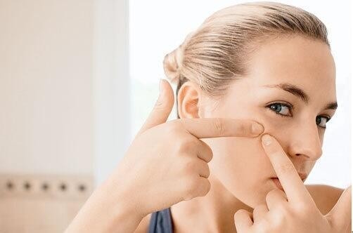 女性经期长痘？四招教你避开皮肤困扰
女性经期长痘该怎么办？
一、注意清洁
在经期遭遇痘痘大军的侵扰，一定要做好面部的清洁工作，这个工作不仅仅在经期要做足，在平时的时候，我们也应当注意面部的清洁，避免由于过多的污垢堵塞毛孔，给痘痘的生长提供有利条件。
二、切勿使用药物
在经期遭遇痘痘大军的困扰，一定不要随意服用凉性的去火药物，这是一个误区，并不是每次长痘痘都是因为上火了，特别是在经期，如果服用凉性的药物，易引发体内的内分泌失调，造成痛经，对于脸上的痘痘，请在大姨妈走之后在好好处理，不要服用任何祛痘药物.
三、经期适度运动
经期长痘痘，很大程度和体内的各项生理不平衡有关系，为此在这个时候，我们应当避免长期闷在家里，应该去外面走走散散步，做做适度的运动，这样不仅仅有利于心情的开朗，更有利于经血的流通，减少痘痘恶化的机会。
四、少食用刺激性食物
特别是在经期更应当注意个人的饮食，尽量不要食用刺激性食物，油炸食品及葱、蒜、辣椒等刺激性食物，避免这些刺激性的食物影响了大姨妈的心情。可以多吃水果和蔬菜，粗粮等等，促进肠胃的消化吸收，减少过多的毒素在体内堆积。
迪邦皮肤病专家温馨提示：有相当一部分患者经期后痤疮仍不减轻或有新疹增生，对此类患者必须同时进行综合治疗，否则痤疮是难以彻底治愈的。为预防或减少经前皮肤病的发生，女性要保持良好的情绪，平时生活有规律，睡眠充足，调理好饮食，少食辛辣刺激性过重的食品，戒除烟酒。