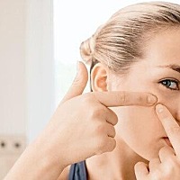 女性经期长痘？四招教你避开皮肤困扰 女性经期长痘该怎么办？ 一、注意清洁 在经期遭遇痘痘大军的侵扰，...