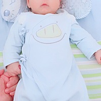 我是个乖宝宝，只要拉着麻麻的手，不抱我也可以自己睡觉觉💤💤💤