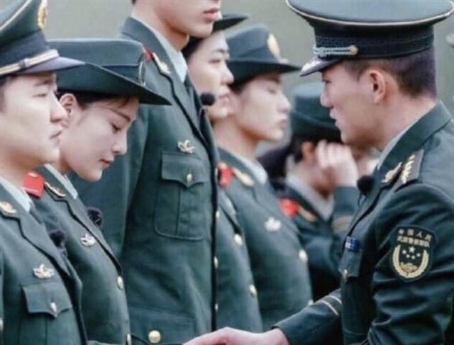军人未婚先孕会受惩罚？？？

恭喜军嫂张馨予喜提“猪宝宝”！话说自从张馨予结婚后，关于她怀孕的传闻一直传得沸沸扬扬。虽然被拍到多次，但是呢，“军嫂”从来木有正式官宣过怀孕这事儿，让我们总是云里雾里摸不清头脑。

虽然说如今未婚先孕已经是常态，可军人要是未婚先孕，可能会受到一定处罚。

根据相关规定，军人在恋爱婚姻期间要遵守法律道德的规定，不能未婚先孕，也不能未婚同居，违反了相关行为规定，将给予警告至记大过处分，情节严重者，将给予降职、降衔处分。哎呀妈严重的呢~

更何况，张馨予的卸生子时间肯定不是最近，兵哥哥保卫祖国已经很辛苦啦，如果在生孩子方面还有更苛刻的要求是不是有点不讲人情了呢？大家觉得张馨予的老公现在怎么样了呢？