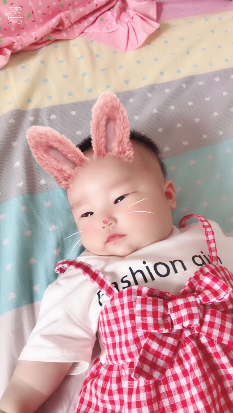 我家小可爱 马上三个月咯 大家觉得李一茹这个名字好听吗？我想用这个依 可是出生证明上用成这个一了 不知道能不能改😏😏