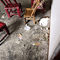 不知道为什么，每次客厅地上都那么脏，婆婆她们都坐的下去，如果是我的话来客人我都不好意思，而且一天...