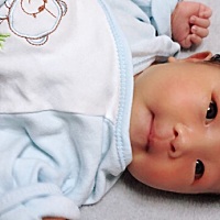 宝宝今天13天了，开始黄疸重，慢慢又一天天轻了，这两天天气不好，黄疸突然重了，我没有看医生吃药，大...