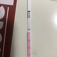 还有3天姨妈期   是不是我看错了   感觉有一条浅浅的线🙏🏻大家帮忙看一下。谢谢啦❤️