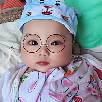 给我们大眼小美女来个特写。大家来接大眼妹妹吧